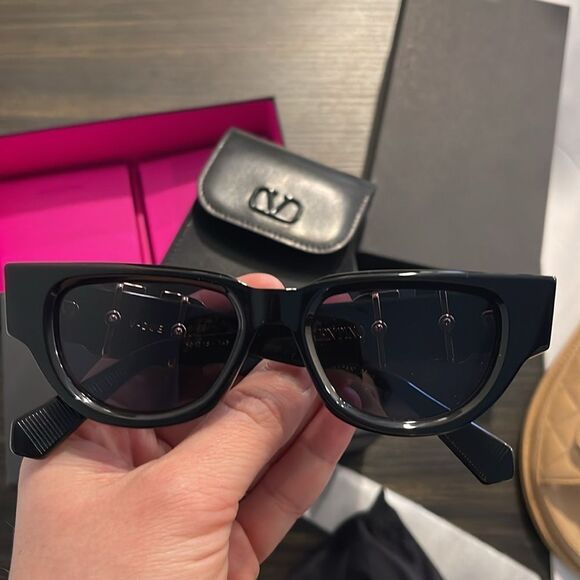 Valentino Sunglasses as seen on Kylie Jenner - Picture 3 of 13